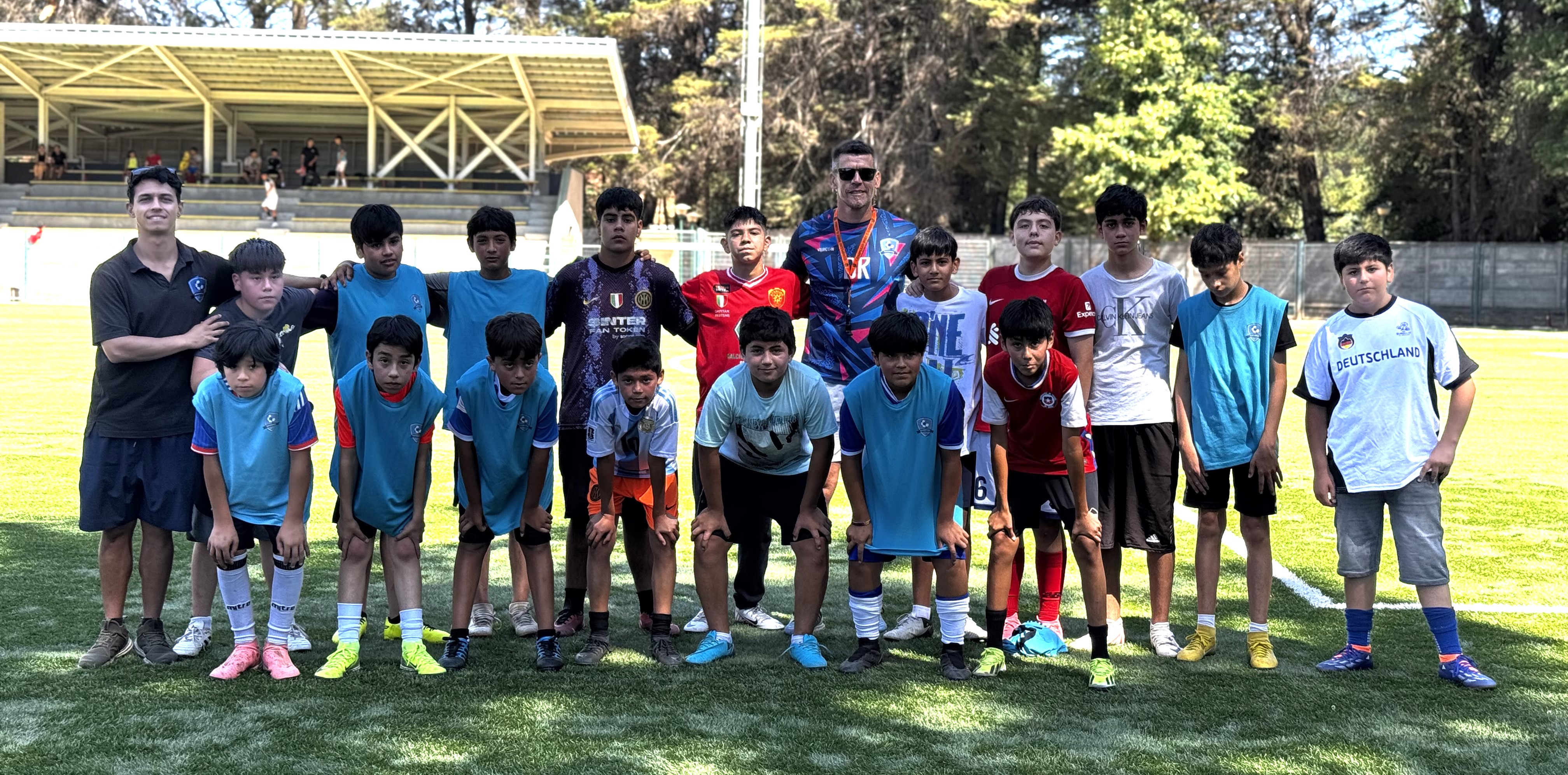 Los integrantes de la Escuela de Lumaco, junto al técnico Diego Ruiz / La Tribuna