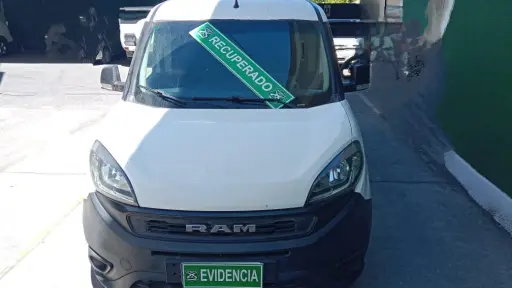 Lo publicaba en redes sociales: Arrestan a hombre que quiso vender furgón con encargo policial