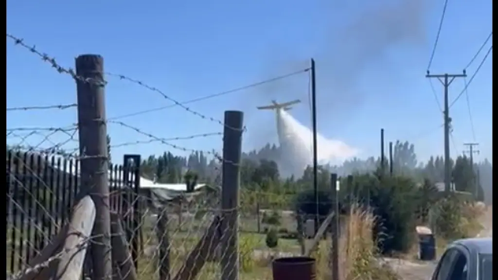 Un avión descarga agua en el incendio forestal que amenazó viviendas en el sector Los Tilos, al norte de Los Ángeles, Cedida