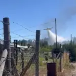 Un avión descarga agua en el incendio forestal que amenazó viviendas en el sector Los Tilos, al norte de Los Ángeles, Cedida