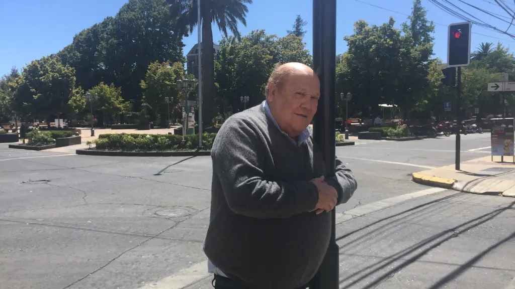 En la esquina de la plaza de armas de Los Ángeles estuvo Leo Dan en 2018, previo a su concierto en la ciudad., Miguel Rivera