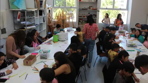 Taller de arte conecta a niños vulnerables con la naturaleza en actividad recreativa