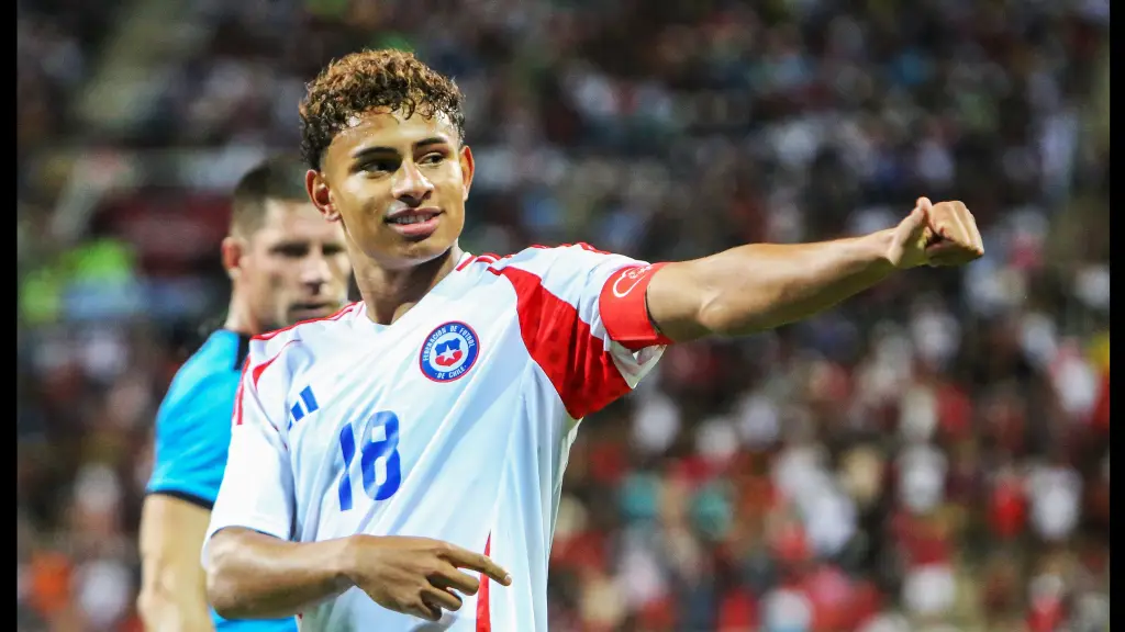 Juan Francisco Rossel (d) de Chile celebra su gol ante Venezuela. EFE/Edison Suárez, EFE