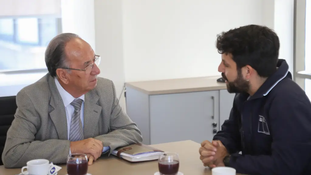 El alcalde José Pérez Arriagada recibió esta semana al seremi de Medio Ambiente del Biobío, Pablo Pinto quien le comentó detalles de las etapas que se continúan desarrollando en el marco de la actualización del PDA., cedida