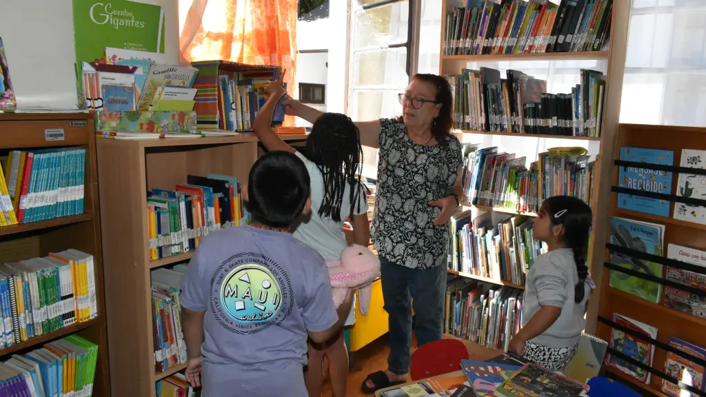 Los niños conocieron el funcionamiento de la biblioteca en un recorrido realizado por su encargada, Ema Pantoja., Diario La Tribuna