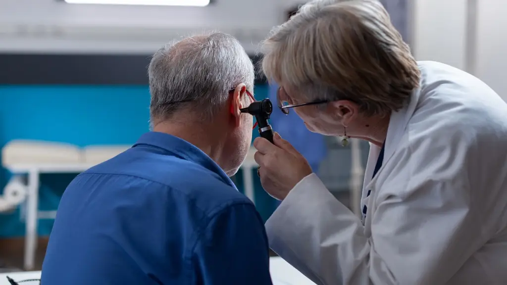 La otitis externa se produce al estar largos periodos expuestos a humedad., freepik.es