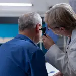 La otitis externa se produce al estar largos periodos expuestos a humedad., freepik.es