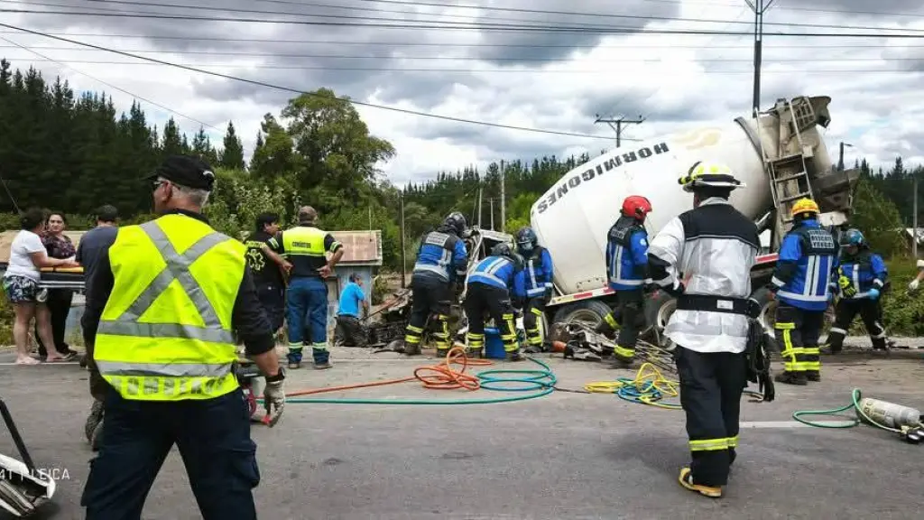Colisión de camión con bus., Cedida