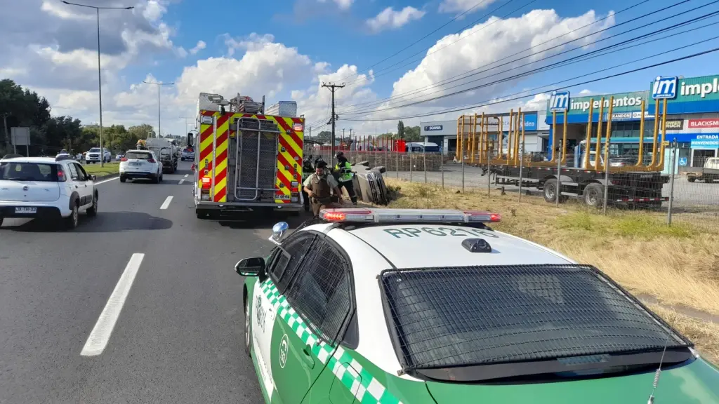 Colisión con posterior volcamiento en Av. Las Industrias., Cedida