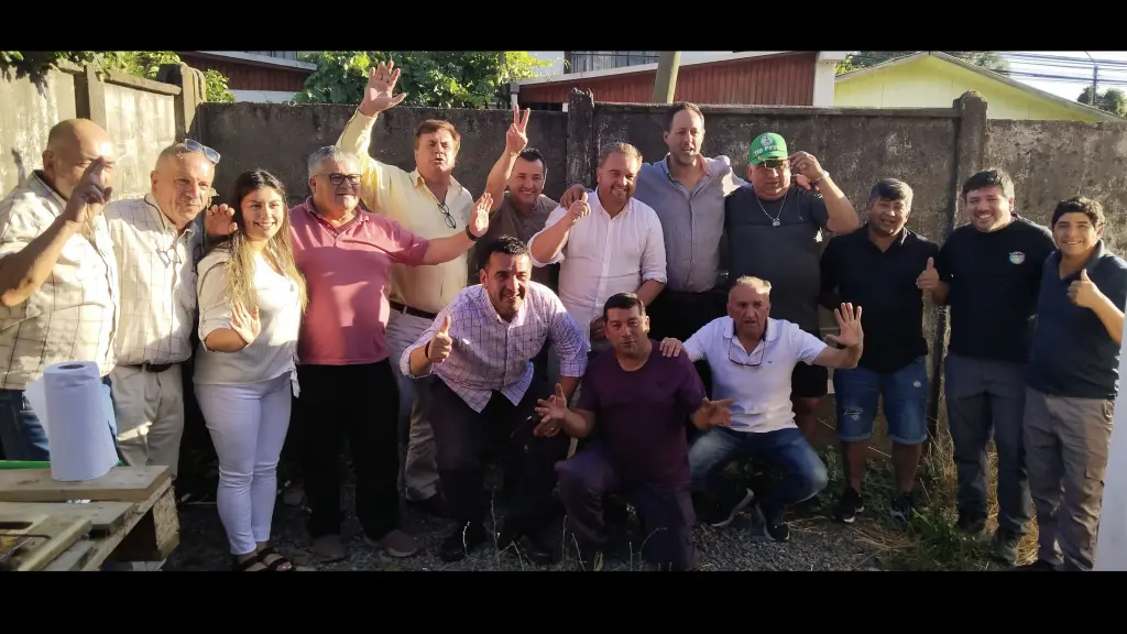 Los dirigentes junto al gobernador regional en dependencias de la ANFA Biobío – Los Ángeles, La Tribuna