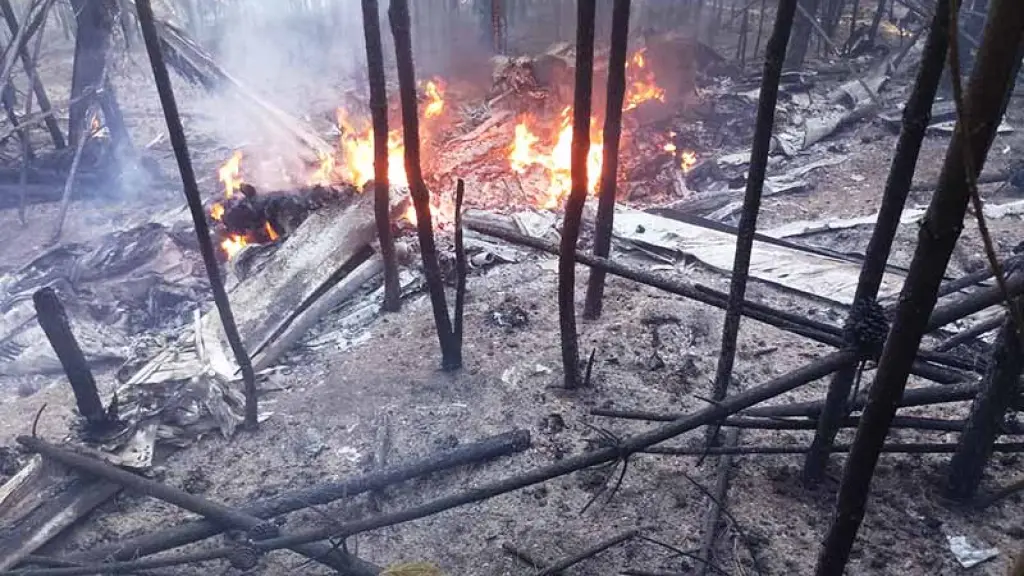 Según los primeros antecentes, tres personas a bordo de la aeronave perdieron la vida., La Tercera