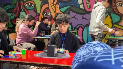 Pedro Mora, el pionero del speedcubing, trae la primera competencia oficial de cubo Rubik a Los Ángeles