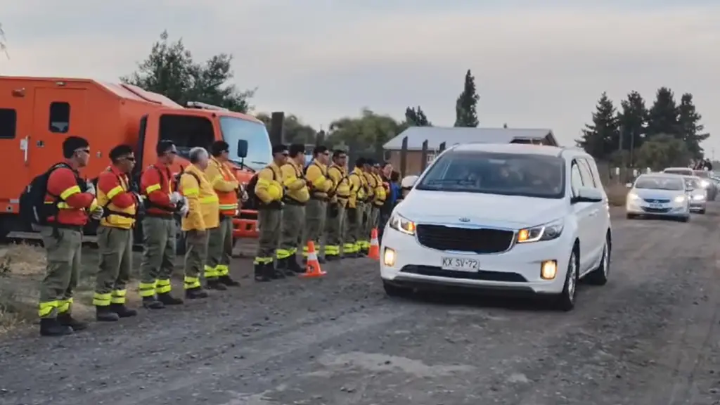 Sus colegas de la brigada forestal en Millantú homanejean a José Luis Quezada Barra., Captura de pantalla Fanpage Millantú Sol de Oro
