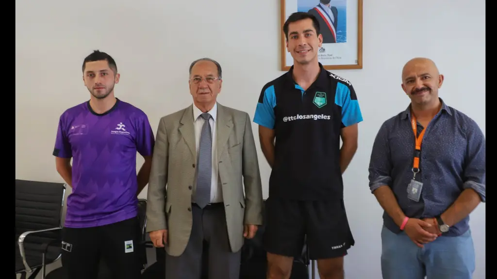 Felipe Olivares, edil José Pérez Arriagada, Diego Sepúlveda y Sebastián Ibarra, posando tras importante reunión, Municipalidad de Los Ángeles