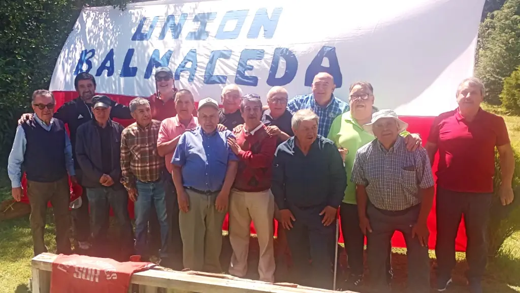 Las ex glorias de Unión Balmaceda de 1976, La Tribuna