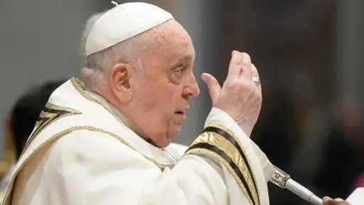 Papa Francisco se mantiene hospitalizado en Roma por compleja infección respiratoria
