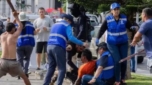 Video: Vendedores ambulantes agreden a funcionarios municipales durante operativo en Antofagasta