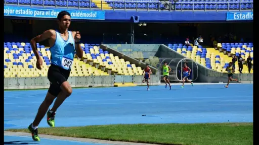 Brayan Jara, el velocista angelino que combina atletismo de élite con su pasión por la masoterapia