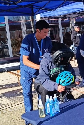 El atleta Brayan Jara, en su otra faceta, realizando su práctica en la especialidad de masoterapia / La Tribuna
