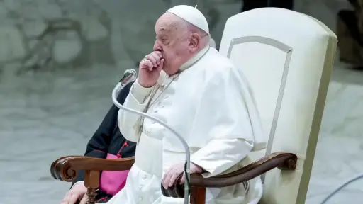 Vaticano informa hospitalización del Papa Francisco por problemas respiratorios