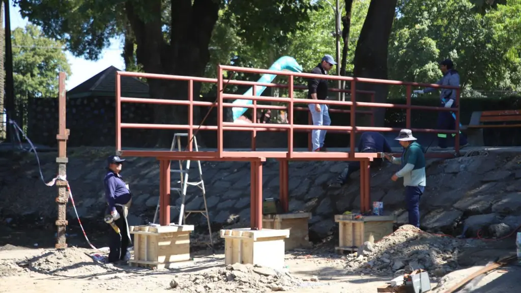 El muelle en construcción en la laguna Esmeralda. / Municipalidad de Los Ángeles.