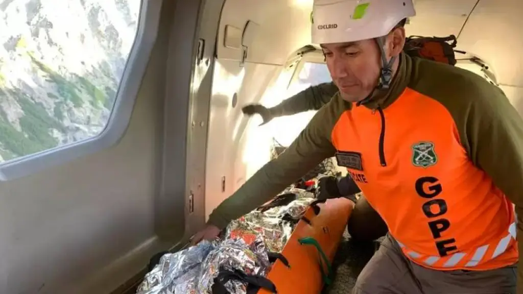 Carabineros rescata con éxito a dos mujeres extraviadas en Nevados de Chillán, GOPE - Carabineros de Chile