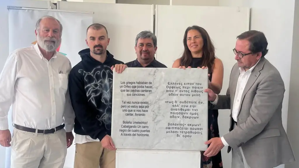 La placa de mármol con el poema a Bolaño fue donada a la Corporación Cultural Municipal., Cedida