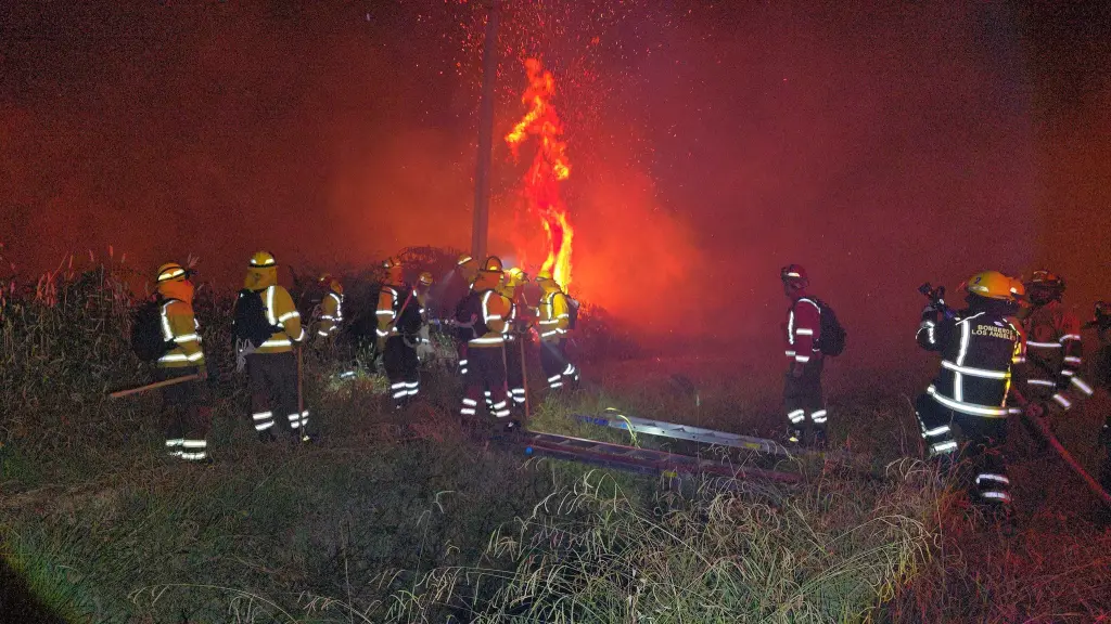 Incendio en Camino a Nacimiento, Bomberos de Los Ángeles