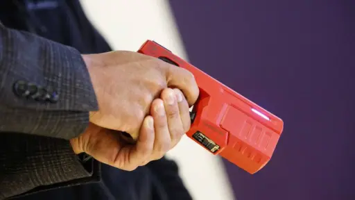 Carabineros implementará el uso de pistolas Taser en casos de violencia intrafamiliar