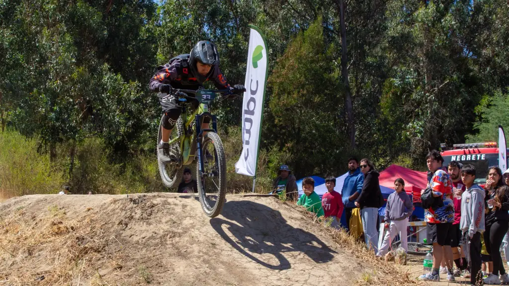 La adrenalina, el vértigo y la velocidad, los condimentos especiales del Downhill en Negrete, Municipalidad de Negrete