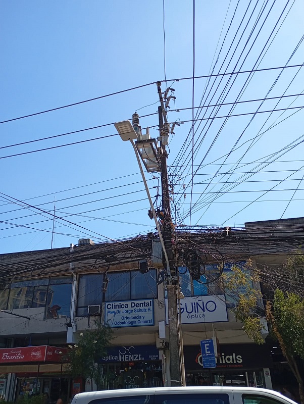 Cables en centro de Los Ángeles / Nicolás Maureira | La Tribuna