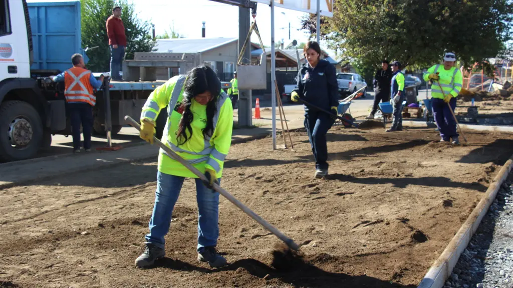 Mujeres trabajando en áreas verdes, Municipalidad de Tucapel