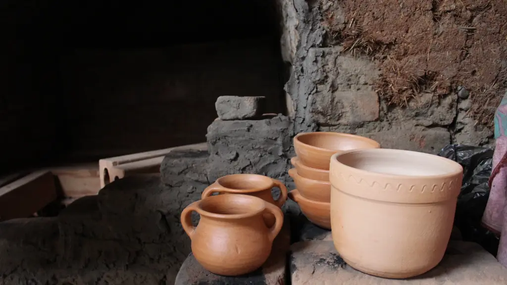 Detalle de piezas esmaltadas elaboradas en la Cerámica La Ribera de Liliana Diaz e hijos, año 2024., Fotografía de Luis Toloza