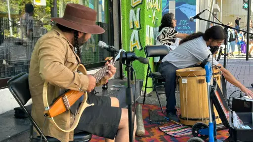 Multi-instrumentistas hacen vibrar el centro de Los Ángeles al ritmo de la música latinoamericana