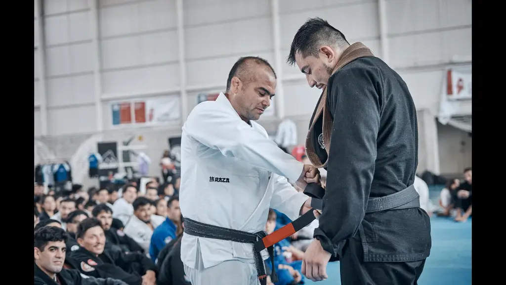 El momento en que el instructor Cristian Acuña Poblete, La Tribuna