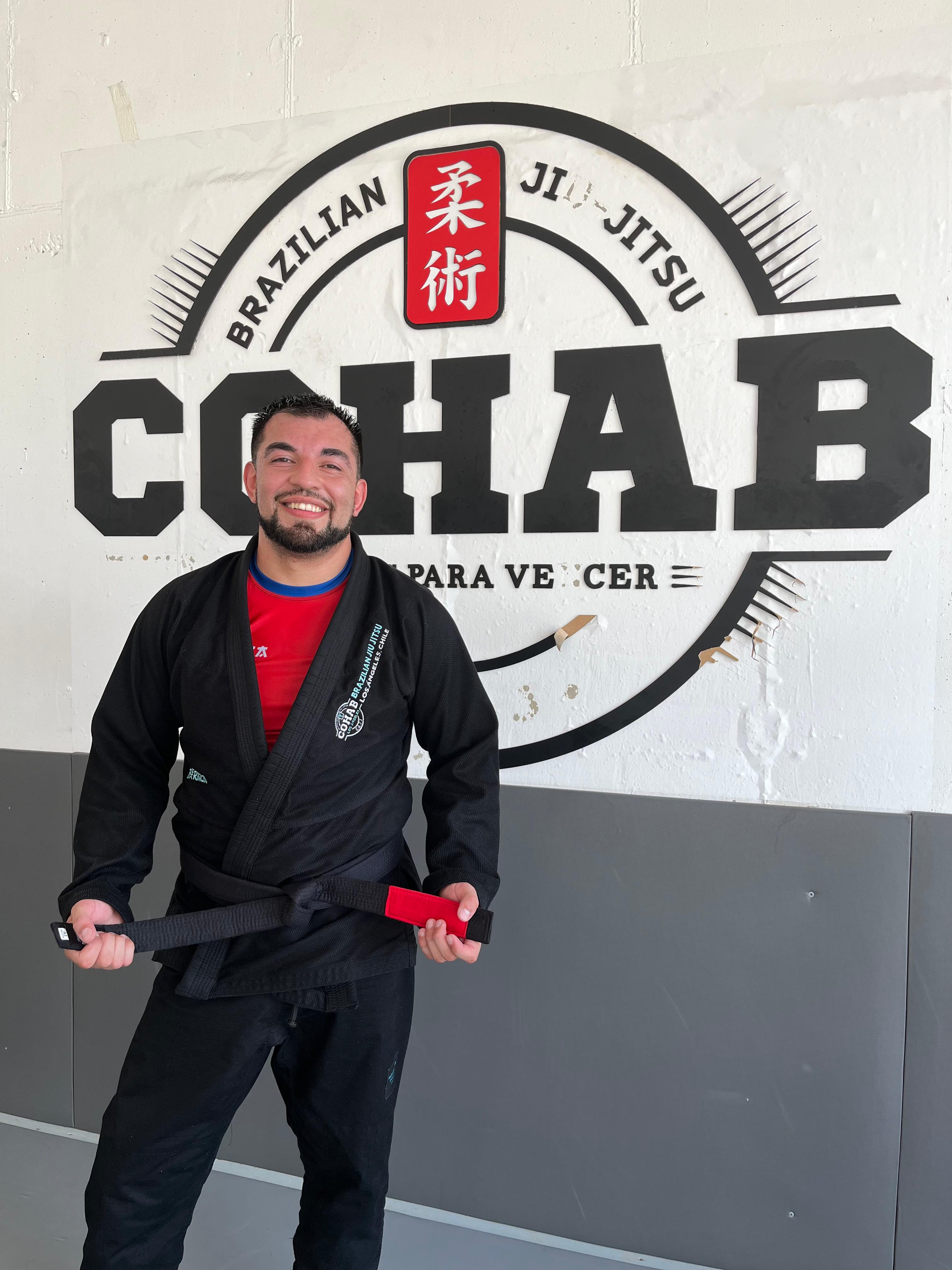 Cristian Acuña luce con orgullo su cinturón negro de Jiu-Jitsu Brasileño / La Tribuna