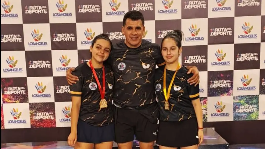 El técnico Alex Luna, celebra a sus dos pupilas, La Tribuna