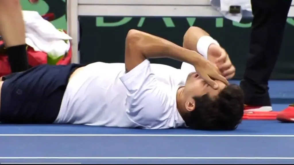 Tendido en la cancha, Garin tras ser embestido por Zizou Bergs , La Tribuna