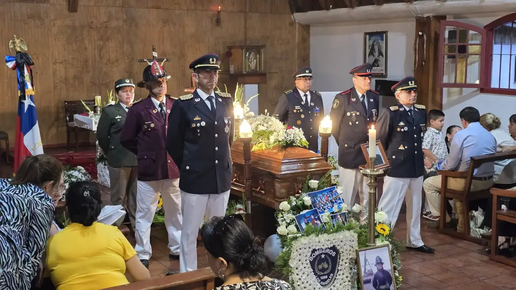 Guardia de honor de voluntarios del Cuerpo de Bomberos en el velorio de Catalina., Cuerpo de Bomberos de Los Ángeles