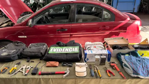 Delincuentes intentan robar productos de un vehículo y causan destrozos en recinto municipal en Los Ángeles