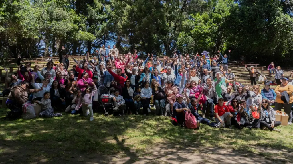 Voluntariado de adultos mayores busca mejorar rendimiento escolar de niños vulnerables, Cedida