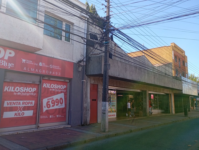 La tienda Kiloshop de calle Almagro también se ha visto afectada por la delincuencia / Nicolás Maureira | La Tribuna