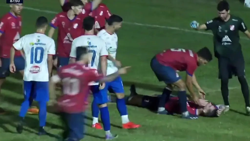 Escalofriante agresión en el fútbol uruguayo: un jugador noquea a su rival de un puñetazo, Cedida