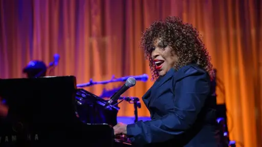 Adiós a una leyenda: muere Roberta Flack, la voz detrás de Killing Me Softly