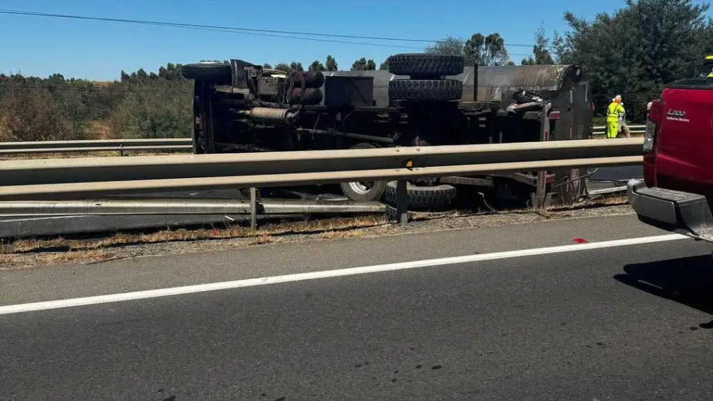 Volcamiento de camión cisterna mantuvo el tráfico interrumpido en la Ruta 5 Sur , Extraída de Ñuble Noticias 