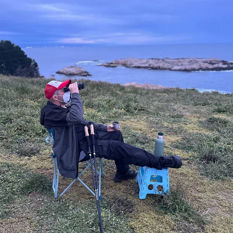 David Gallegos en un acantilado de caleta Chome / @Caminantito