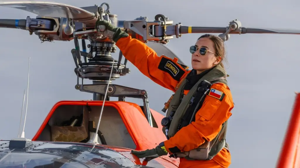 La teniente 2º Catalina Galleguillos se convirtió en la primera mujer piloto de la @armada_chile en operar un helicóptero naval en la Antártica y al sur del Círculo Polar, durante la comisión antártica del Rompehielos “Viel”., Armada de Chile