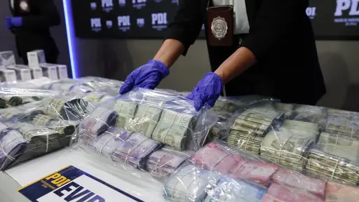 Incautan armas, drogas y más de  millones ocultos en una pared