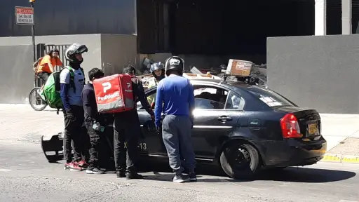 Incidentes en colisión de taxicolectivo y motociclista en Los Ángeles