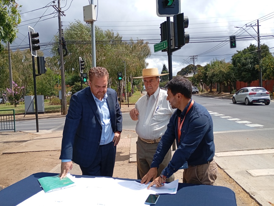 El alcalde José Pérez y el gobernador Sergio Giacaman verificaron el avance de las obras de semaforización en la avenida Vicuña Mackenna. / Gobierno Regional del Biobío
